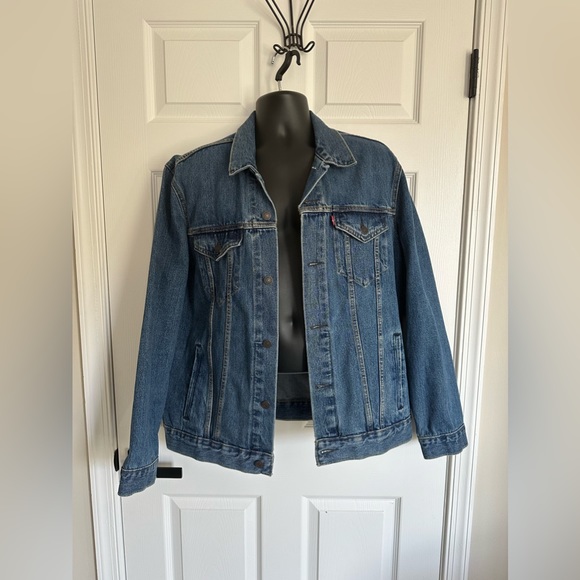 Levi’s Medium Wash Trucker Jacket - Picture 1 of 2